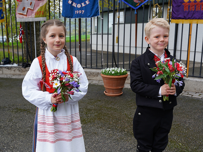 Linnea Isabel Nesteby and Philip Johannsen Vengstad, both of whom turned 8 today, had the honour of presenting flowers to the Crown Prince and Crown Princess. Photo: Liv Anette Luane, The Royal Court  